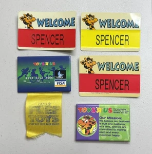 Lot de 5 étiquettes et épingles prénom employé en détresse Toys vintage R Us - Photo 1/4