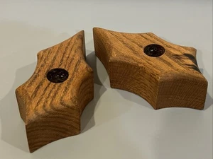 Par de candelabros vintage artesanales de madera maciza de roble hoja de acebo - Imagen 1 de 8