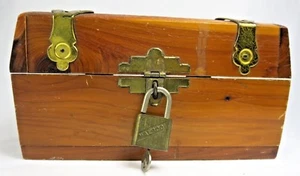 Vintage cedro madera del tesoro cofre baratija joyero hecho a mano Walsco Lock Key - Imagen 1 de 12