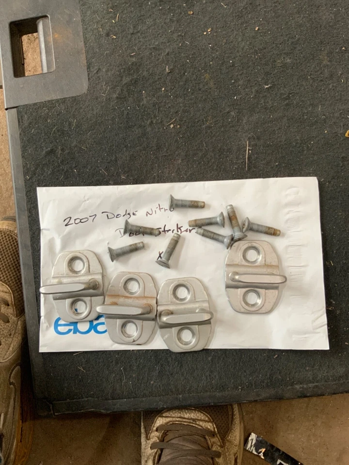 2007 - 2011 道奇 Nitro 原始设备制造商门闩前锋板带螺栓 07 08 09 10 11 — 第 1/1 张图片