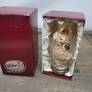Jarrón de cristal de Bohemia diseño de 25 rosas con caja hecho en Checoslovaquia - Imagen 1 de 3