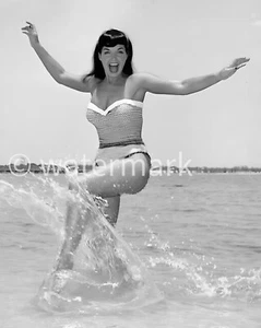 BETTIE PAGE VINTAGE 1950s PIN UP Actress Model - 8x10 PUBLICITY PHOTO - Picture 1 of 1