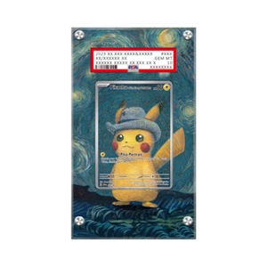 Pikachu mit grauem Filzhut Pokémon Extended PSA Artwork Schutzhülle Display Case - Bild 1 von 3
