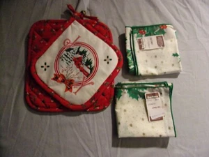 Christmas 2 Pot Holders & 2 Table Scarfs 17 x 17 Decorations 1990's Vintage Tag - Picture 1 of 2