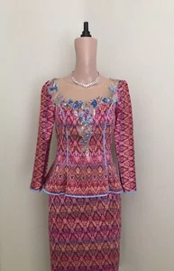 Khmer Trachtenoutfit / kambodschanische Kleidung - 2-teilig, Khmer Hemd & Rock - Bild 1 von 4