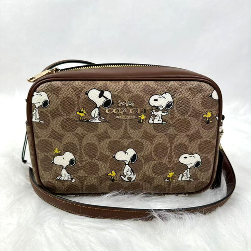 Borsa fotocamera Coach X Peanuts Jamie in tela firmata con stampa Snoopy CBM27
