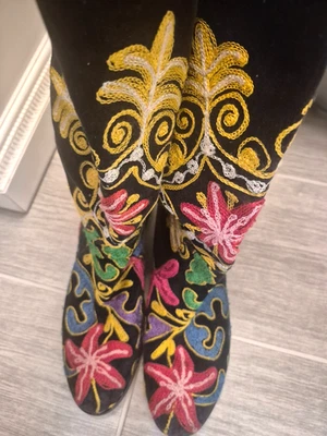 Botas Suzani Bordadas Terciopelo Hasta la Rodilla Colores Brillantes Negras Pavo Talla 39 Foto 1 de 4