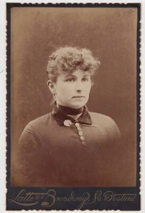 LOVELY YOUNG WOMAN : BOSTON, MASSACHUSETTS : CABINET CARD PHOTOGRAPH - Picture 1 of 3