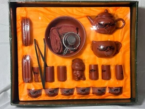 Dr. Tee Terrakotta Drache Teetasse Set & Shushi Set NEU! 25-teiliges Set Peeing Boy - Bild 1 von 3