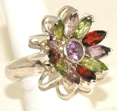 Anello Forma Di Fiore Con Granata, Peridoto, Ametista Argento di Legge Contrasto - Immagine 1 di 2