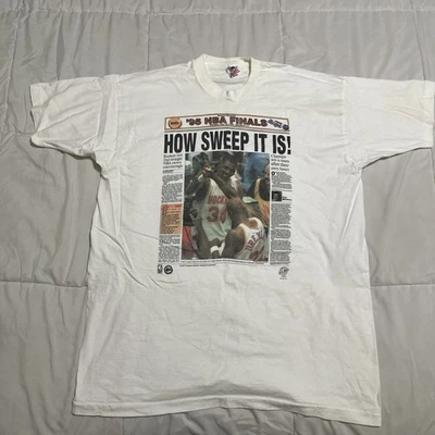 Periódico de colección 1995 Houston Rockets ¡Cómo barrerlo es! Camiseta Campeones NBA Talla XXL Foto 1 de 4