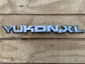 00 01 02 03 04 05 06 GMC YUKON XL REAR TRUNK LID EMBLEM LOGO BADGE SYMBOL OEM - Foto 1 di 4