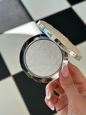 Dior Forever Nude Radiant Filter, Hyaluronic Acid Setting Powder Shade 00 BNIB - Image 1 of 4