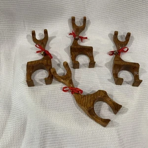 Vintage 4er Set handgeschnitzte dänisch inspirierte Rentiere aus Holz mit Schleife und Glocke - Bild 1 von 10