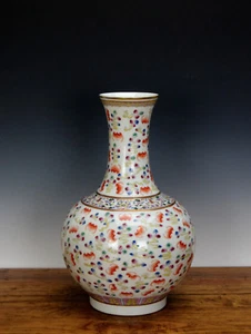 Fine Chinese Qing Qianlong Famille Rose 100 Bat in Cloud Globular Porcelain Vase - Picture 1 of 11