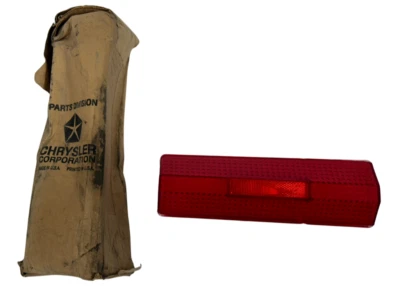 Chrysler Newport 1968 luz trasera izquierda del lado del conductor lámpara lente 2809195 Nuevo de Lote Antiguo Foto 1 de 4