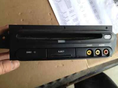 Chrysler Town & Country 2003 pantalla de visualización de infoentretenimiento entretenimiento P02832 Foto 1 de 4