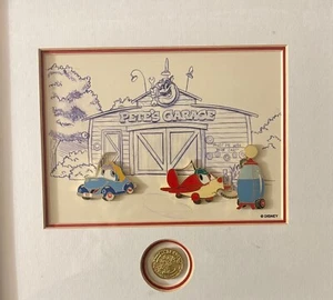 Juego de 50 pines Disney Mickey's Toontown Pete's Garage Pedro Avión Suzie enmarcado LE - Imagen 1 de 3