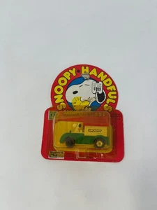 Vintage Snoopy Handvoll Snoopy in Hundehütte Miniatur Druckguss Auto in Verpackung - Bild 1 von 2