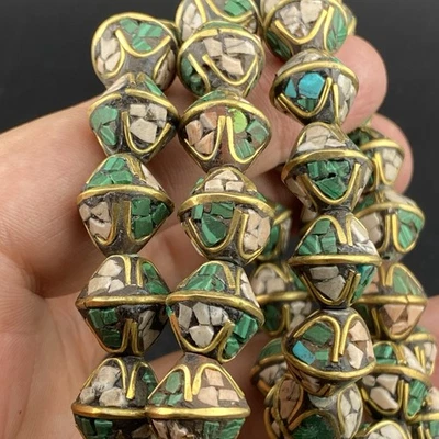 Hermosas cuentas de latón de diseño hechas a mano de nepalí tibetano turquesa y blanco Howlita Foto 1 de 4