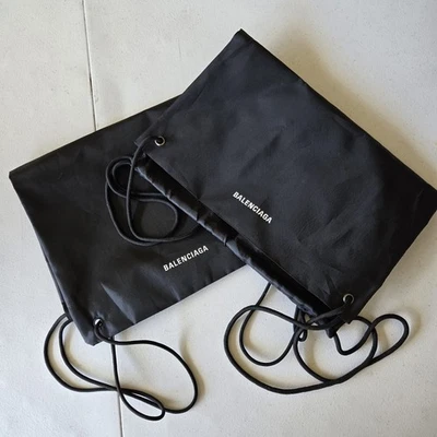 Nuevo par de mochilas bolsa antipolvo Balenciaga de nailon negro Foto 1 de 3
