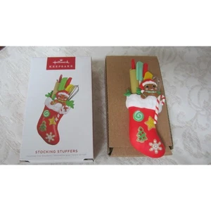 NEU ENTZÜCKENDE PUNZE ANDENKEN NAMENS STRUMPFSTOPFEN MIT KÜCHENUTENSILIEN - Bild 1 von 4