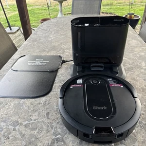 Robot aspirador robótico Shark IQ (UR1300S3US) base autovacía ¡¡usado una vez!!! - Imagen 1 de 24