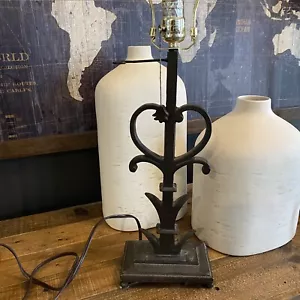 Rustikale Gusseisen Tischlampe FUNKTIONIERT Landhaus Hütte Tulpe - Bild 1 von 5