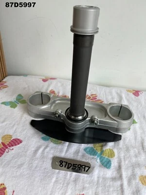 DUCATI MONSTER S2R 2006 ABRAZADERA DE HORQUILLA INFERIOR ORIGINAL FABRICANTE DE EQUIPOS ORIGINALES LOTE 87D5997 Foto 1 de 4