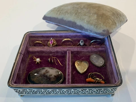 Antique DePasse Pierced Sterling Silver and Velvet Jewelry Box, 1909-1915 Cover