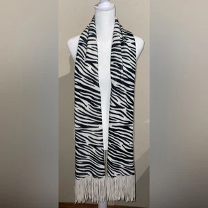 Sciarpa con frange motivo zebrato nero/bianco morbida invernale streetwear fantasia animalier - Foto 1 di 8