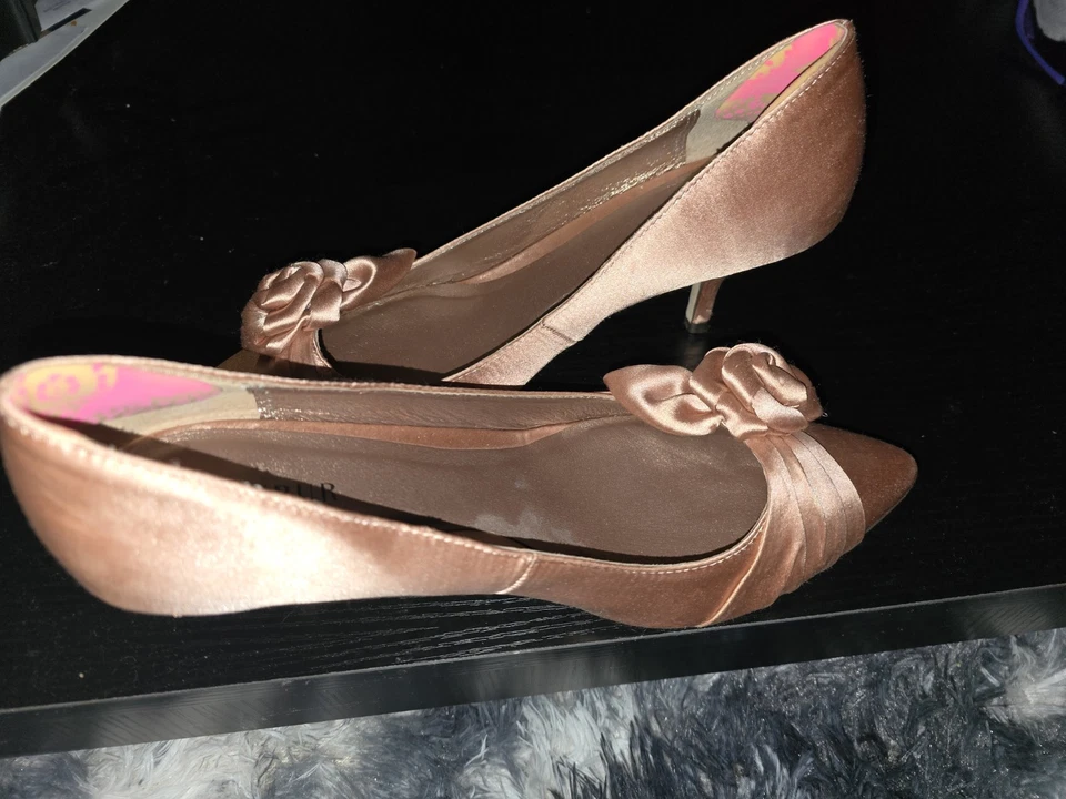 Румяна насосы с розой. (MENBUR) женский атласный материал. Размер 38 ЕС  - Изображение 1 из 4