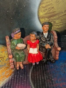 De colección 5" Familia Afroamericana En Iglesia Banco Cerámica, Padre Madre Hija - Imagen 1 de 11