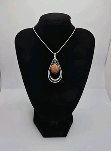 Silberfarbene tropfenförmige Halskette mit orangischem braunem schwarzem Stein - Bild 1 von 4