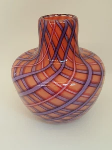 Artisan Studio Kunst Glas Vase Wirbel lila rosa kariert 9,5" hoch - Bild 1 von 13