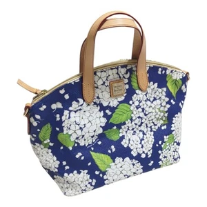 Dooney & Bourke Blue & Green w/ White Hydrangea Floral Handbag & Shoulder Strap - Imagen 1 de 10