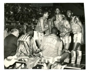 THE HARLEM GLOBETROTTERS original 1960s double weight news photo BASKETBALL - Picture 1 of 2