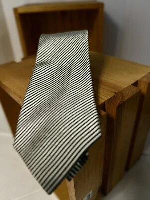 Corbata a rayas David Donahue 100 % seda para hombre textura negra plateada hecha a mano en EE. UU. Foto 1 de 4