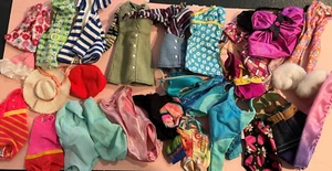 Konvolut 30+ Mattel Barbie Skipper Kleidung, teils Vintage, Badeanzüge Hüte Kleider - Bild 1 von 14