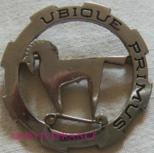 IN03612 - INSIGNE 1° R.C.A, Ubique Primus, cou évidé, nickelé, dos guilloché - Picture 1 of 2