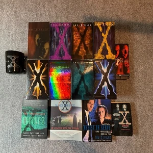 The X-Files VHS Box Set Lot Of 25 Tapes - Various Seasons + Books & Mug EUC - Picture 1 of 13