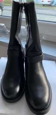 ideal shoes Stiefel, schwarz mit rot-weißem Streifen, Schnallen und Steinen - Изображение 1 из 4