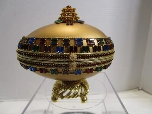 HANDCRAFTED GOOSE EGG Gold MUSIC Hinged BOX & STAND RHIESTONES Crystals 4”W - Imagen 1 de 15