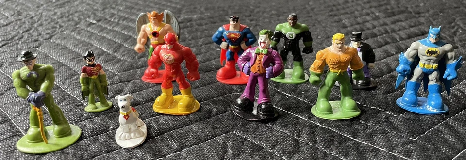 Lote de 11 mini figuras colecionáveis da DC Comics - Imagem 1 de 4