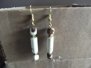 1 par de colgantes cortos antiguos de piedra blanca/bronceada de 1,5 pulgadas con venas marrones oscuras - Imagen 1 de 7