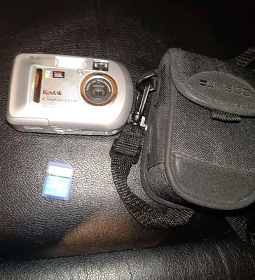 Kodak EasyShare CX7300 3.2MP Silver Compact Digital Camera. 1GB SD Card & Case.  - Image 1 of 4