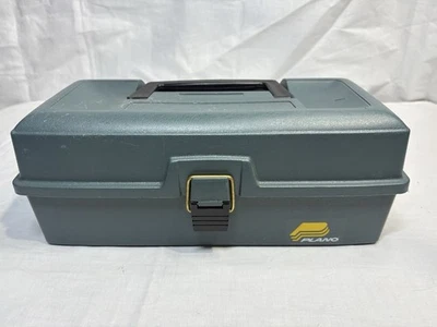 Caja de aparejos de pesca Plano gris con plataformas de trucha, ganchos y cebo - sin bandeja - usada Foto 1 de 4