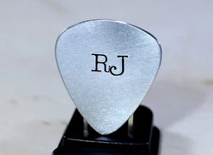 Guitar pick with personalized initials in aluminum - Picture 1 of 5