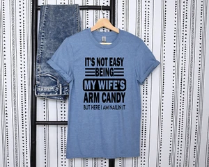 New Unisex Men Women Funny Graphic Tee Wife's Arm Candy Blue T-Shirt - Bild 1 von 2