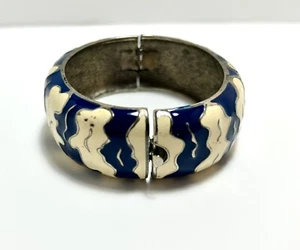 Vintage Carolee Blue & Cream Wavy Stripe Metal Bangle Bracelet - Picture 1 of 6